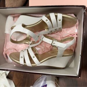 Bandalino white with gold detail sz7 1/2 wedge sandals